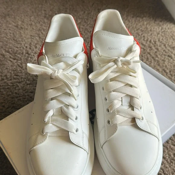 Alexander McQueen Men's Oversized
Sneaker 'Larry' in White/red. - Picture 5 of 11